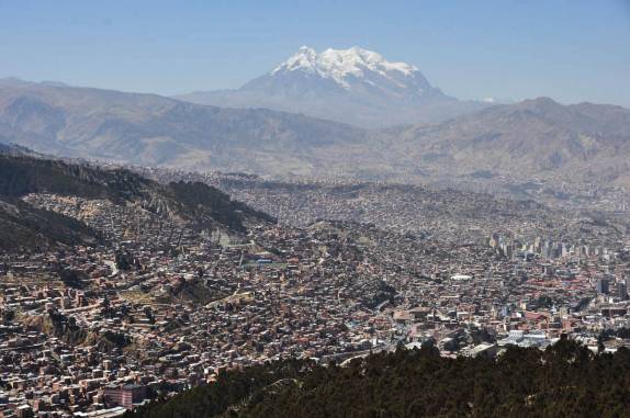 La Paz, capital da Bolívia, no fundo do vale e aos pés dos Andes